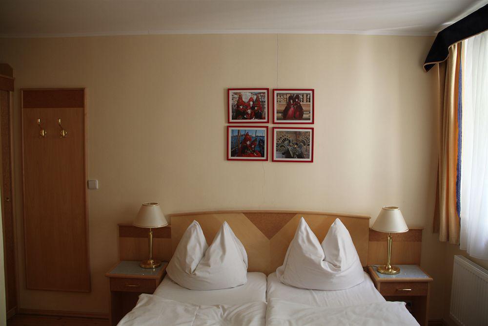 Hotel Maltezsky Kriz Karlovy Vary Exterior photo